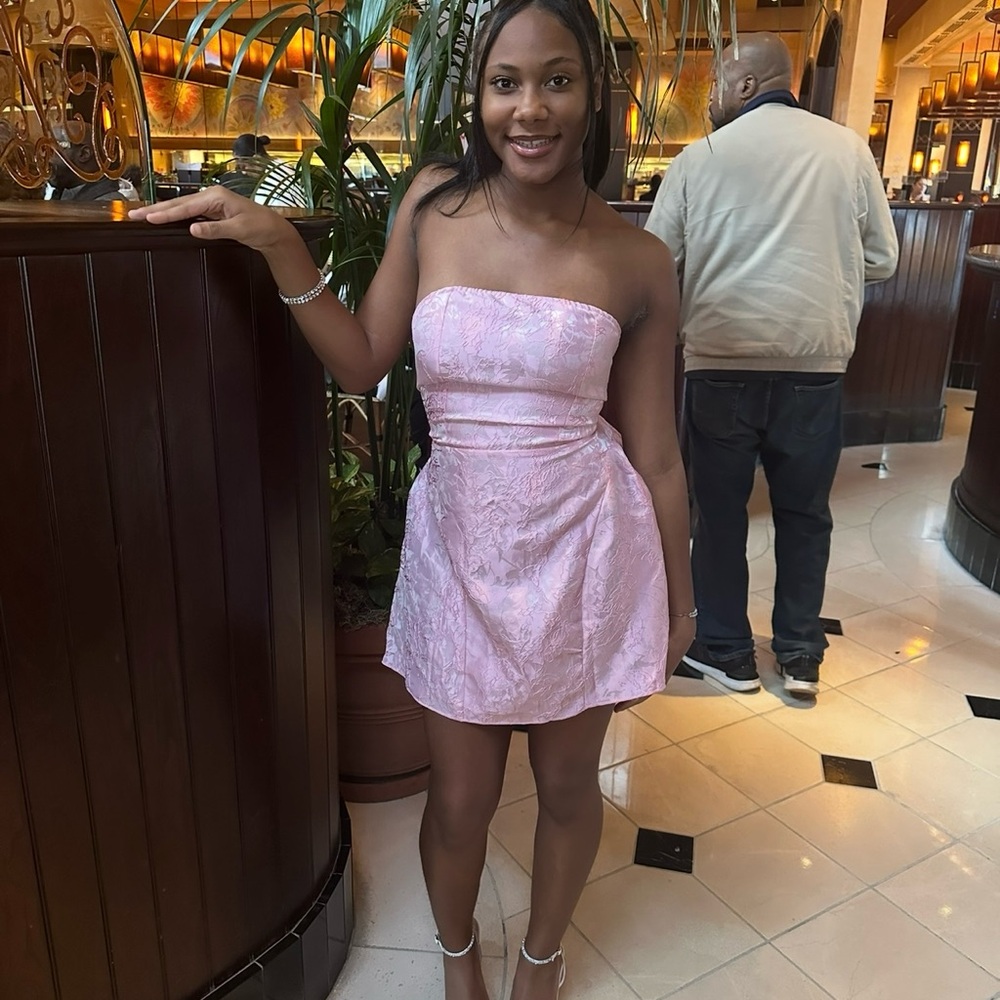 Elegant Pink Strapless Dress with Bow - Picture 3 of 4